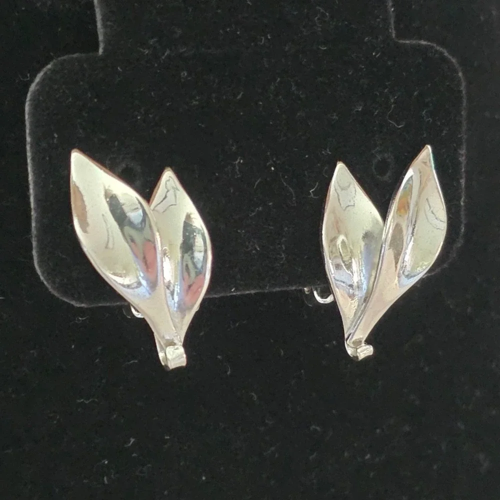 Vintage Silver Tone Double Leaf Clip On Earrings Botanical Modernist Jewelry
